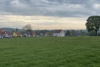 Lengenfeld beschließt Haushalt: Wo am meisten investiert wird - Blick nach Irfersgrün. An der Bebauung vorn soll das neue Depot entstehen.