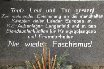 Lengenfeld: Gedenkveranstaltung für Opfer des Faschismus - Die Inschrift auf dem Gedenkstein an der Gedenkstätte am Walkmühlenweg in Lengenfeld.