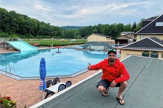 Lengenfeld geht Problemzone im Freibad an - Daumen hoch von Christian Schubert. Auch der Schwimmmeister des Lengenfelder Bades sehnt die Sanierung des Bodens im Nichtschwimmerbereich herbei. Worüber er sich auch freut: Auf das Dach des Geräteschuppens kommt eine PV-Anlage.