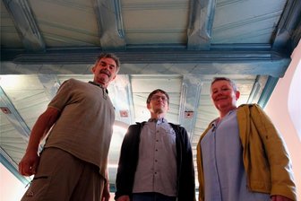 Lengenfeld: Historisches Schmuckstück im Pfarrhaus von Waldkirchen entdeckt - Bauunternehmer Christian Gruber, Architekt Sebastian Hald und Daniela Brunner (von links) sind stolz auf den neuen Gemeindesaal mit der imposanten Kassettendecke