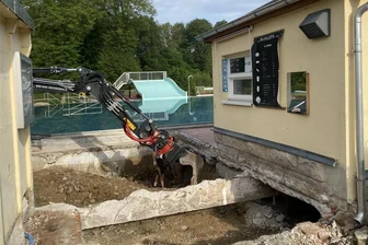 Lengenfeld kämpft mit Steuerausfällen: Wo die Stadt trotz Millionen-Kredit einsparen muss - Das Lengenfelder Bad soll weiter saniert werden, hier ein Bild vom ersten Bauabschnitt 2024.