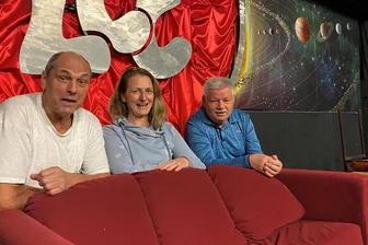 Lengenfeld kommt Prinzenpaar abhanden - was der Faschingsverein dem Paar bietet, das einspringt - Der Thron des Prinzenpaars im Lengenfelder Schützenhaus ist verwaist. Matthias Henke vom Elferrat (links), Finanzvorstand Tina Piering und LCC-Sprecher Jürgen Devantier suchen nun Kandidaten - für die der Faschingsverein gewissermaßen den roten Teppich ausrollt.