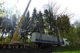 Lengenfeld: Lkw rutscht Böschung hinab - Zeugen gesucht - Die Bergung dauerte zwei Stunden.