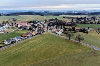Lengenfeld nimmt mit „Tauschgeschäft“ weitere Hürde zu künftigem Bauland - Blick auf das künftige Bauland in Irfersgrün (vorn).