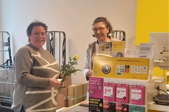 Lengenfeld: Punktlandung in Sachen Post - Ein Besuch für die Geschichtsbücher. Liesa Neef (links), erste Kundin der Postagentur von Carmen Perse.