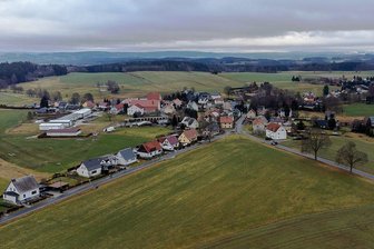 Lengenfeld schafft Platz für Eigenheime und Kindergarten - Blick auf das künftige Bauland im Dreieck zwischen Hauptmannsgrüner Straße (links) und der Irfersgrüner Bahnhofstraße. Im Dreieck vorn soll ein neues Feuerwehr-Depot entstehen, rechts im Eck entlang der Bahnhofstraße ist Platz für eine neue Kita samt neuem Spielplatz. 