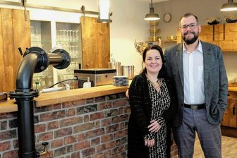 Lengenfeld: Warum der Gasthof in Schönbrunn jetzt nicht nur einen neuen Namen hat - Daniela Meier und Swen Maaß gehen mit dem "Schönbrunn" optimistisch in die gemeinsame Zukunft. Mit Kulinarik, Hotel und Wellness ist der einstige Landgasthof gut aufgestellt. 