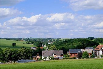 Lengenfeld will Wanderer mit sieben Touren anlocken - Vom Jakobsweg aus ergibt sich dieser Blick Richtung Waldkirchen. Foto: Silvia Kölbel