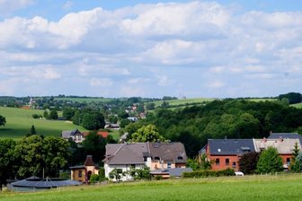 Lengenfeld will Wanderer mit sieben Touren anlocken - Vom Jakobsweg aus ergibt sich dieser Blick Richtung Waldkirchen.