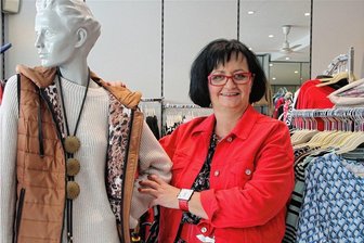Lengenfelder Adventsmarkt steigt nur mit Festbeleuchtung - Die wiedergewählte Vorsitzende des Gewerbevereins, Gabriela Krauthahn, in ihrem Geschäft in Lengenfeld. 