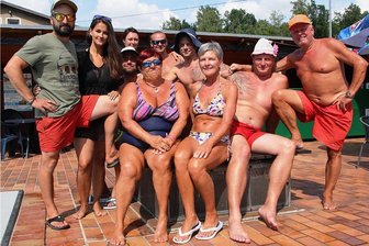 Lengenfelder Badefest mit Heiratsantrag als Höhepunkt - Das Team um Schwimmmeister Christian Schubert (links) hat das Badfest vorbereitet. Helfer Denny Slomma (2. von rechts) ist seit dem Wochenende offiziell verlobt.