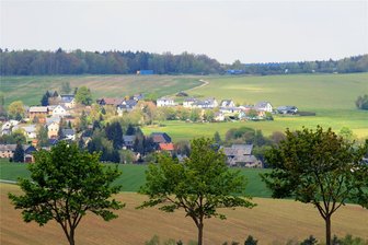 Lengenfelder Bürgerinitiative gegen Solarparks sammelt Spenden: Wofür das Geld gedacht ist - Hinter den Häusern von Schönbrunn soll in der Nähe zur Autobahn ein Solarpark entstehen.