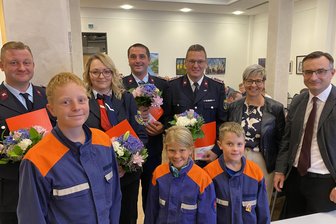 Lengenfelder Bürgermeister würdigt Menschen, die Verantwortung tragen: „Ehrenamt ist eben kein Auslaufmodell“ - Wenn die Feuerwehr im Stadtrat einrückt, gibt’s meist Blumen und Beifall.