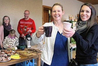 Lengenfelder Café soll mehr als Süßes und Getränke anbieten - Kaffee gibt es im Café Mehrwert bei Frederike Eisenkolb (vorn links) und Marlen Preßler auch und dazu noch eine ganze Menge andere Angebote.