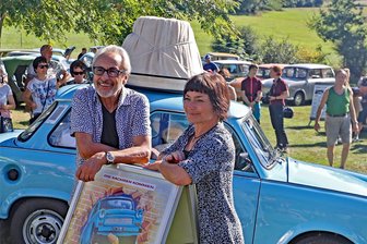 Lengenfelder feiern mit Trabi-Parade ihre Filmhelden aus „Go Trabi Go“ - Wolfgang Stumph und Claudia Schmutzler posieren vor „Schorsch“.