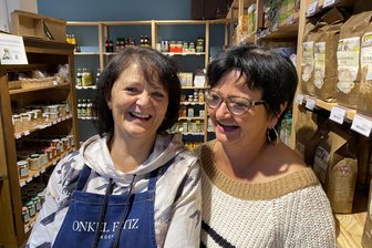Lengenfelder Genossenschafts-Laden: „Es wäre schön, wenn auch die Genossenschafts-Mitglieder hier einkaufen würden.“ - Harmonieren prächtig: Genossenschafts-Vorstand Gabriela Krauthahn (rechts) und das neue Gesicht im Lengenfelder „Onkel Fritz“, Cordula Mikasch.