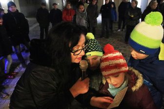 Lengenfelder Gewerbeverein löst Weihnachtsbon-Aktion auf - Hinter dem Rathaus werden unter Regie von Gabriela Krauthahn am Freitag Preise verlost.