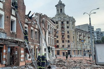 Lengenfelder Hilfsverein: Ukraine wirft an die Front, was sie bekommt - Der Lengenfelder Verein sammelt auch Geld für Hilfstransporte in die Kriegsgebiete. Hier, in Charkiw, erfolgte die Übergabe eines auch mit vogtländischen Geldern finanzierten Feuerwehrautos kurz nach dem Einschlag einer russischen Rakete.
