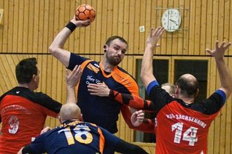 Lengenfelder hoffen auf positiven Jahresabschluss - Gegen Hohenstein erkämpfte sich der VfB seinen bisher einzigen Sieg. Auch Marcel Karch (am Ball) trug mit vier Toren zum Erfolg bei.