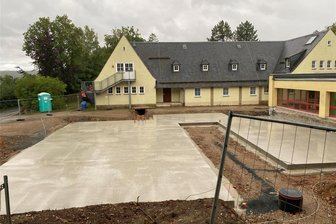 Lengenfelder Hortanbau profitiert von Baupreisentwicklung - Die Grundplatte lässt die Dimensionen des Hortanbaus erahnen. Jetzt wurden weitere Bauleistungen vergeben.