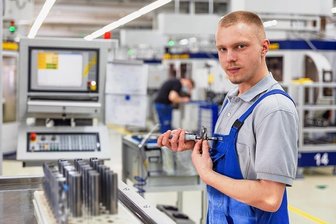 Lengenfelder ist Sachsens  bester Zerspaner-Lehrling - Jakob Kolodziej hat seine Ausbildung zum Zerspanungsmechaniker bei Dr. Gühring in Treuen als Landesbester abgeschlossen. Im Februar beginnt er berufsbegleitend ein Maschinenbau-Fernstudium. 