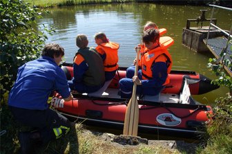 Lengenfelder Jugendfeuerwehr siegt bei Wettkampf - Auch im Schlauchboot mussten die jungen Feuerwehrleute ihr Können unter Beweis stellen.