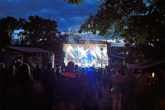 Lengenfelder lassen sich ihr Parkfest nicht vermiesen - Trotz Wetterkapriolen wurde in Lengenfeld gefeiert.