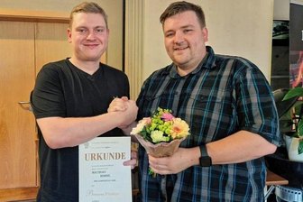 Lengenfelder mit Leib und Seele dabei - Mathias Bohne (links neben Oliver Großpietzsch) ist für sein langjähriges Engagement im vogtländischen Tischtennis geehrt worden.