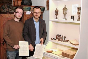 Lengenfelder Museum holt kostbare Kaiser-Urkunde ans Licht - Fördervereinsvorsitzender Markus Stark (links) und Museumsleiter Michael Heuck haben die Vitrine mit wertvollen Exponaten bestückt und den Text auf der Urkunde, für alle lesbar, in der heutigen lateinischen Schrift noch einmal aufgeschrieben.