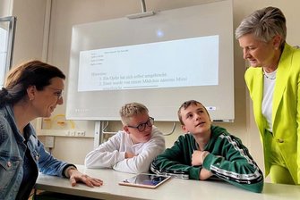 Lengenfelder Oberschüler geben Rätsel auf - in kniffligen Podcasts für die ganze Stadt - Podcast-Produktion im Klassenzimmer, von links: Lehrerin Andrea Dylewski mit Tom Schaarschmidt und Lenny Naumann aus der 8 b. Auch Schulleiterin Anke Barth findet die Online-Offensive ihrer Schüler gut. 