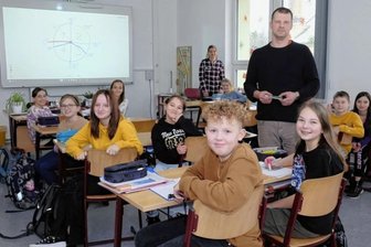 Lengenfelder Oberschule führt Viertagewoche ein: „Das hat nicht mehr viel mit Unterricht zu tun“ - Ein Bild aus dem Jahr 2023. Damals herrschte an der Lengenfelder Oberschule ein Mathe-Engpass. Die Firma Kobra half mit ihren Fachleuten aus – hier vermittelte Kobra-Mitarbeiter Magnus Tauch Grundlagen der Geometrie; er war einst selbst in Lengenfeld Schüler.