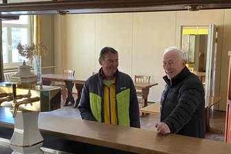 Lengenfelder Sportgaststätte: „Die Gespräche waren weitgediehen, jetzt geht‘s weiter“ - Blick in die Sportgaststätte. VfB Lengenfeld-Präsident Jürgen Frank (rechts) und Reiner Milek, Leiter der Abteilung Leichtathletik beim VfB Lengenfeld.