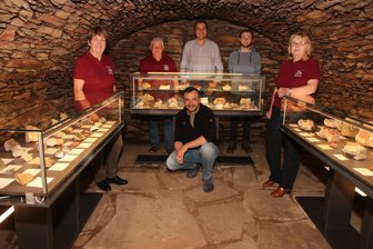 Lengenfelder Stadtmuseum holt Schätze aus dem Depot - Anneli Jäger, Jürgen Devantier, Thomas Pollrich, Markus Stark, Annette Heuck (von links) und Michael Heuck (vorn) haben das Stadtmuseum um eine Mineralienausstellung bereichert.