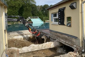 Lengenfelder Stadtrat macht Weg für Millionen-Kredit frei - Das Lengenfelder Bad soll weiter saniert werden, hier ein Bild vom ersten Bauabschnitt 2024.