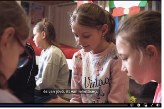 Lengenfelder starten Weihnachts-Aktion: „Bitte schenken Sie ein Lächeln - den vergessenen Kindern des Kriegs“ - Szene aus einem Film über das Kirchen-Kinderheim im westukrainischen Nagydobrony - dort kamen zuletzt auch Kinder eines geschlossenen staatlichen Heims unter.