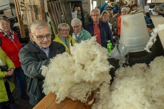Lengenfelder Tuchfabrik: Tag der offenen Werkstatt zeigt erste Mode aus Schafwolle - Textilingenieur Eberhard Bley füttert die Maschinen bei der Vorführung mit Schafwolle. Den Besuchern des Tages der offenen Werkstatt in der Lengenfelder Tuchfabrik wurde gezeigt, wie aus der Wolle Garn hergestellt wird.