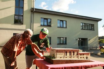 Lengenfelder Tüftler fertigt detailgetreues Modell des Schützenhauses - Stefan Jäger (links) hat das Modell gebaut, das hier LCC-Präsident Andreas Lenk bestaunt.