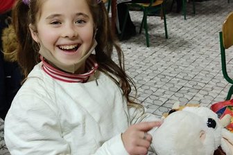 Lengenfelder Verein beschenkt 8000 Kinder in 80 Dörfern - So sieht in den Unterkarpaten Freude über eine Stoffkuh aus.
