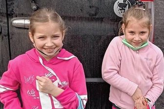 Lengenfelder Verein beschenkt in diesem Jahr vor Weihnachten 6700 Kinder in den Unterkarpaten - "Weihnachtsfreude" bringt seit 25 Jahren Freude ins Haus eines jeden beschenkten Kindes. Wie diese beiden Mädels freuen sich in diesen Tagen 6700 Kinder in den Unterkarpaten über Dinge, die in Deutschland alltäglich sind.