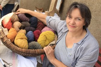 Lengenfelder Wollkontor will ab Herbst auch Buntes anbieten - Katrin Kapplusch mit den farbigen Wollsträngen.