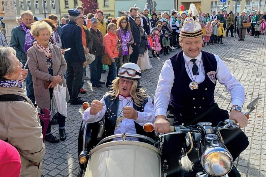 Lengenfelds Bürgermeister dreht als Rockerbraut Ehrenrunden - Dienstfahrt eines Bürgermeisters im Jahr 2022. Volker Bachmann, chauffiert von ICV-Vize-Präsident Michael Zisowsky auf einer ES 250 mit Seitenwagen.