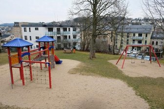Lengenfelds neue Mitte nimmt bald Gestalt an - Der alte Spielplatz des Karrees wird umgestaltet und erweitert. Im Bild unten das Betreute Wohnen der Volkssolidarität. 