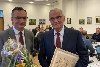 Lengenfelds neuer Ehrenbürger: Frieden, Freiheit, Demokratie sind nicht selbstverständlich - Eine Stadt ohne historisches Gewissen ist keine Stadt. Der neue Lengenfelder Ehrenbürger Friedrich Machold (rechts) mit Bürgermeister Michael Heuck.