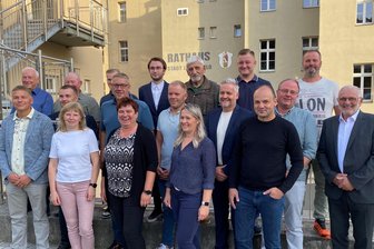 Lengenfelds neuer Stadtrat startet schwungvoll und mit „Lust, hier was zu bewegen“ - Fürs Protokoll und fürs nächste Amtsblatt: Der neue Lengenfelder Stadtrat trat Montagabend geschlossen vor das Rathaus - danach verpflichtete Bürgermeister Volker Bachmann (rechts) das 17-köpfige Gremium im Ratssaal.