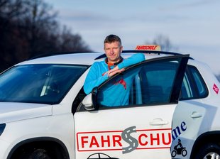 Lenken und Leiten - Einsteigen bitte: Fahrlehrer Torsten Böhme aus Dresden lotst seine Schüler durch den Straßenverkehr.