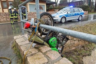 Lenkersdorf: Moped bleibt an Brückengeländer hängen -