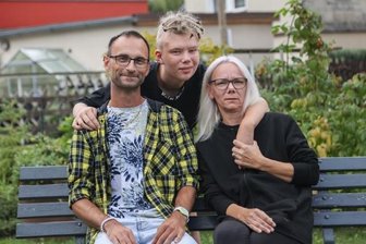 Leon, die Motorradfahrer und ein besonderer Tag - Leon (Mitte) kämpft gegen den Krebs. Am Samstag planen Motorradfahrer für ihn eine Ausfahrt. Mit dabei: Romy Kühner und Einzelfallhelfer David Metz. Die kurzen Dreadlocks, Leon sucht noch jemanden, der sie ihm dauerhaft ermöglicht, werden dann unter einem Helm verschwinden. 