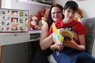 Leonard aus Lichtentanne hat eine seltene Genmutation - Schulhelfer mit Herz gesucht - Susan Pilz mit ihrem Sohn Leonard, der eine Einzelfallhilfe für den Schulbesuch braucht. 