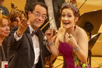 Leonard Bernsteins schräges Musiktheater „Candide“: Semperoper lädt Jan Josef Liefers zum Loriot-Rezitat - Erzähler Jan Josef Liefers mit Sängerin Erin Morley / Cunegonde zur „Candide“-Aufführung in der Semperoper.