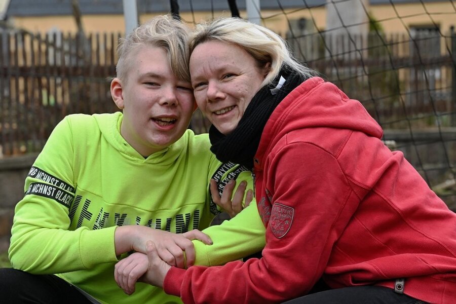 Leons Kampf gegen Hirntumore: Junge aus Chemnitz bittet um Hilfe - Sie halten fest zusammen: Leon und seine Mutter Romy Kühnert aus Wittgensdorf bei Chemnitz. 